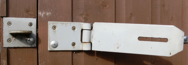 Maxi Shackle Securing a field gate to a metal post