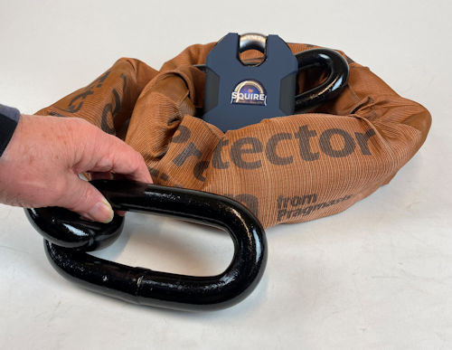 Package Deal: Protector 25mm Titan Chain, Squire SS100CS-R1 Lock